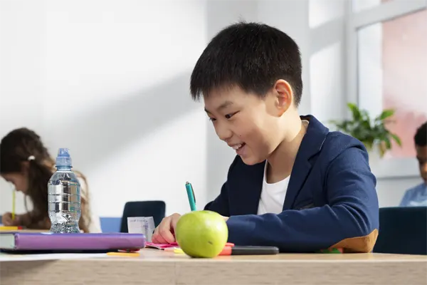 kids-classroom-taking-english-class