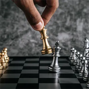 hand-man-playing-chess