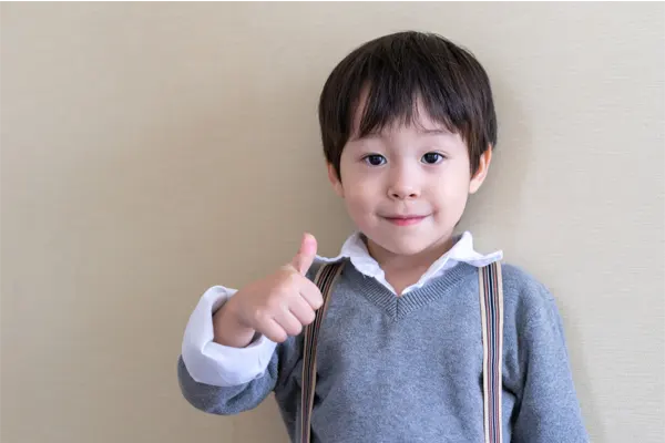 portrait-cute-boy-standing-thump-up